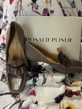Donald Pliner Caresseks, Kidsuede, steel color, croc embossed chunky heal sz 10
